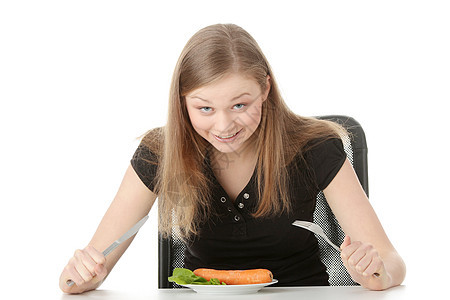 年轻女人吃盘子里的胡萝卜桌子蔬菜快乐头发重量午餐食物女性饮食女孩图片