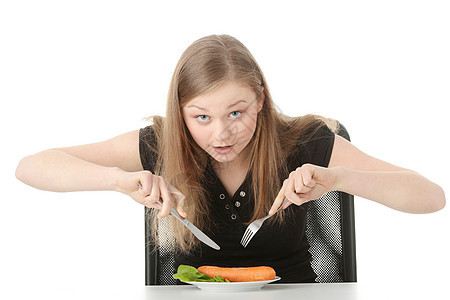 年轻女人吃盘子里的胡萝卜女士头发微笑重量桌子女孩蔬菜萝卜快乐营养图片