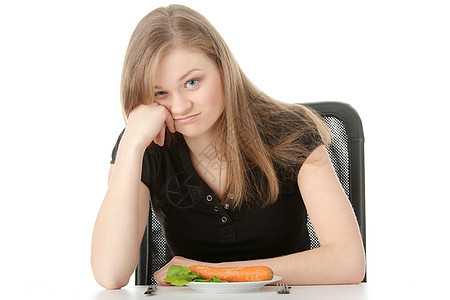 年轻女人吃盘子里的胡萝卜蔬菜食物微笑营养快乐饮食午餐女士头发萝卜图片