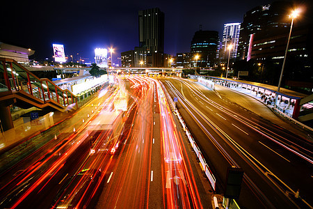 市中心夜景中的模糊的公交车灯道景观运动生活建筑速度车辆交通运输旅行商业图片