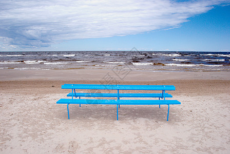 沙滩上的蓝长椅图片