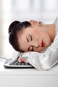 睡在键盘上的女商务人士商业女性商务技术学生睡眠工作办公室学习工人图片