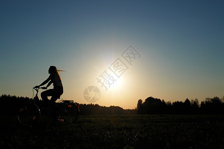 自行车天空速度车轮风景阳光草地场地女性人行道活动图片