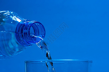 水流动宏观生活蓝色环境水滴矿物塑料瓶子口渴图片