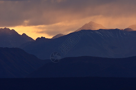 不列不列颠哥伦比亚省北部岩礁阴影水平多云山峰风景剪影场景丘陵旅行图片