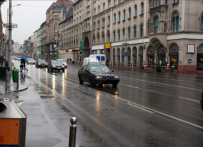 街道街市中心交通情绪穿越车道反射建筑行人天气车辆图片