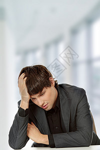 抑郁症中的商务人士商业压力经理工作室套装老板工人沮丧工作男性图片