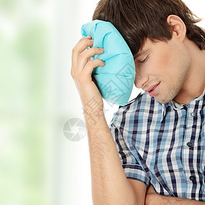 带冰袋的男人压缩保险悲伤疾病卫生温度压力疼痛发烧症状图片