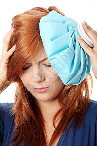 头痛有冰袋的女人卫生保健温度疼痛恢复期女性疾病症状压缩青少年图片