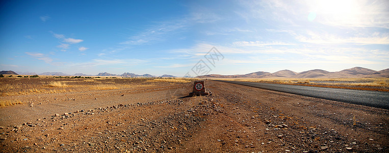 纳米比亚的公路风景死亡小路天空生态速度分支机构岩石沙丘干旱图片