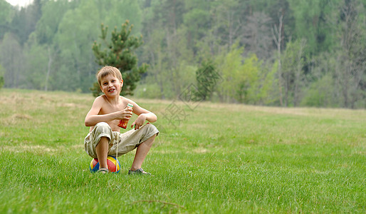 小男孩 一个球 坐在气体图片