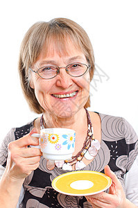 快乐的老年女子与可爱的笑容喜悦杯子女性乐趣头发退休生活祖母女士图片