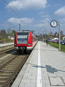 火车站运动车皮民众火车交通红色过境路线旅游速度图片