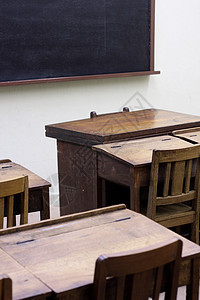 旧教室学校房间学习大学桌子家庭作业椅子写作训练校舍图片