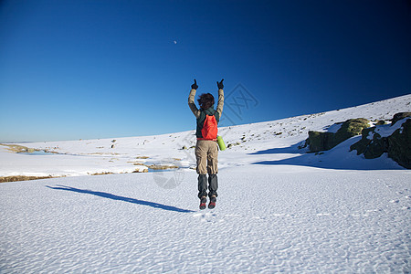 飞行的冬季徒步妇女图片