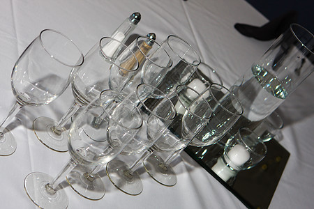 结婚眼镜酒杯餐厅美食装饰玻璃桌子镜像餐具晚餐庆典图片