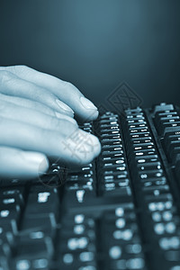 手放在键盘上方互联网程序员笔记本通讯数据工作技术员数字商业电脑图片