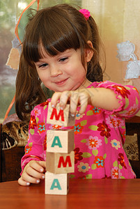 女孩和字语妈妈 从立方体幼儿园乐趣字母游戏生长命令闲暇微笑建造幸福图片