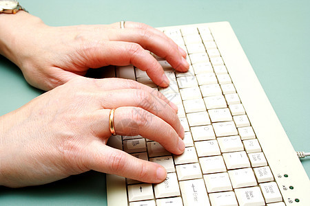 键盘上的女性手电子手指硬件电脑白色职场灰色外设技术控制图片