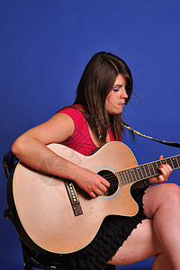 女吉他手吉他声学弹奏裙子音乐歌曲背景图片