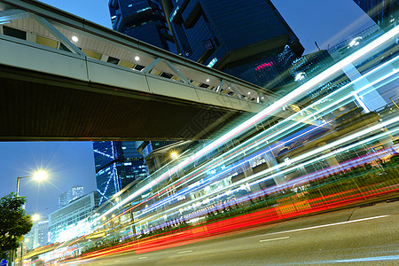 夜间与城市交接蓝色建筑交通公共汽车地球驾驶辉光运输商业戏剧性图片