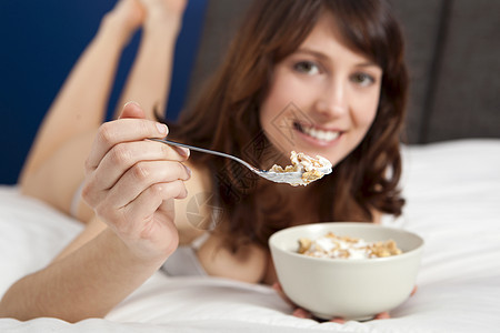 床边早餐女士黑发卧室微笑快乐福利内衣酸奶谷物幸福图片