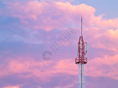 手机塔信号紫色商业电话蓝色车站天空建造收音机桅杆图片