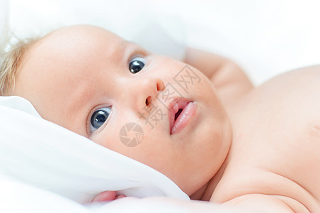 美丽的女婴躺在床上儿科相机生活新生连身裤小孩幸福保健童年卧室图片