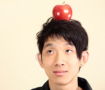 头上戴苹果的年轻男人图片