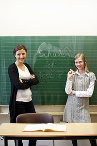 黑板上的老师和学生图片