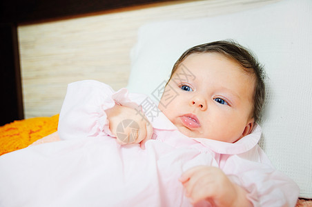 美丽的女婴躺在床上保健婴儿儿子快乐幸福儿科生活家庭苗圃卫生图片