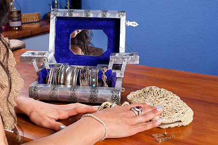 珠宝案件女士镜子金属指甲戒指雕刻珠宝盒水平宝石小饰品背景图片