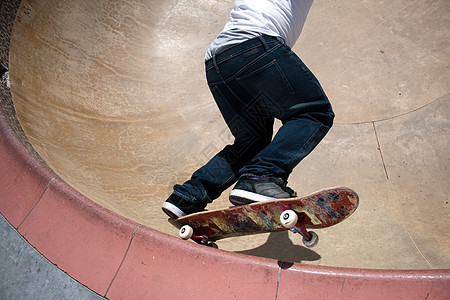 滑雪机在碗里滑冰木板特技青少年男人娱乐滑板男生空气牛仔裤男性图片