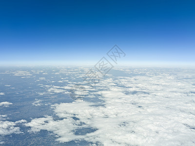 云上飞翔蓝色旅行阳光气象天气地平线航班天空季节场景图片