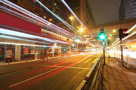 夜间现代城市风景场景办公室摩天大楼商业汽车公共汽车地平线日落方法速度图片