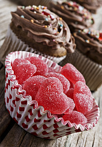 红心果冻糖和巧克力蛋糕庆典假期派对磨砂冰镇育肥食物奶油甜点营养图片