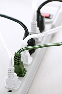 连接到电力棒的电线放大器电路插头电缆绿色出口安全绳索危险电源板图片