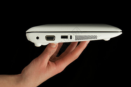 被在黑色上隔离的手指所持有的网书手臂互联网笔记本计算手势消费者技术棕榈电脑白色图片
