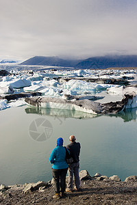 情侣相爱 在后台的Jokulsarlon环礁湖冰岛图片