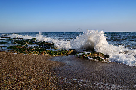 海浪正在冲向岩石图片