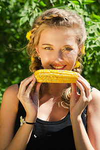 女人吃玉米饼情感微笑玉米草地食物女孩蔬菜晴天天空太阳图片