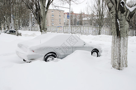 降雪的极端情况 车在雪中温度季节城市车辆汽车生活天气交通风暴雪堆图片