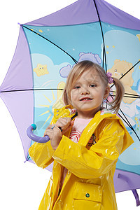 穿黄色夹雨伞外套的小女孩快乐头发幼儿园衣服孩子工作室裙子金发皮肤女孩图片