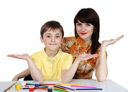 小男孩和一个带彩色铅笔的年轻女孩蜡笔画家喜悦想像力工艺男生孩子学校艺术家童年图片