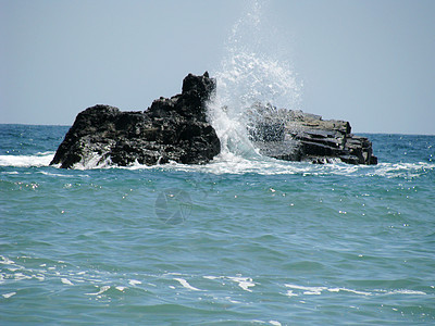 海石飞涨的波浪运动海浪休息泡沫支撑海岸线海洋石头海岸岩石图片