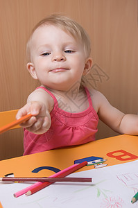 带铅笔的彩色儿童学习教育女孩喜悦快乐房间绘画幼儿园创造力图片