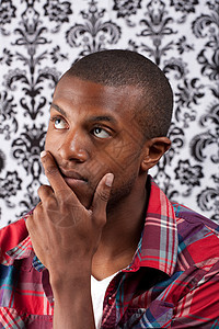 具有争议的年轻人思维男性格子衬衫检查情绪黑色蓝色心事男人图片