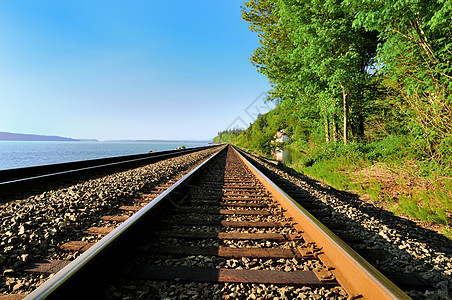 沿美国西海岸海湾的铁路线上图片