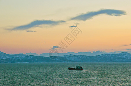 海上的船舶货物海洋海岸波浪渔业水面运输大海轮船图片