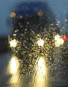 雨水中弥漫着大雨图片